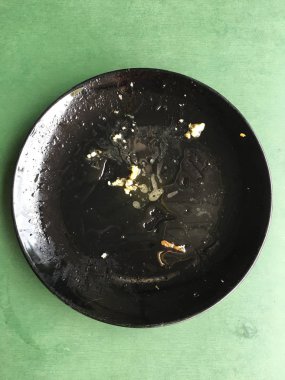 omlet siyah çanak üzerinde yağdan