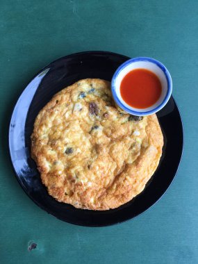 Siyah çanak üzerinde Tay omlet
