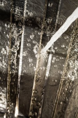 Gümüş yüzeye düşen su damlaları lavabo mutfakta