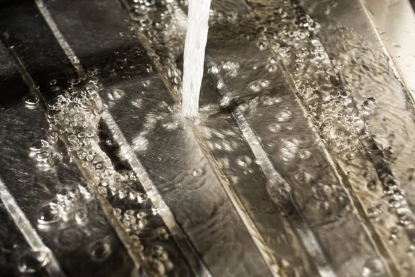 Gotas de agua cayendo sobre la superficie de plata, fregadero en la cocina —  Fotos de Stock