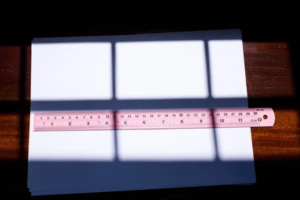 Weißes Papier mit rosa Lineal auf Holz Textur Hintergrund, Licht und — Stockfoto