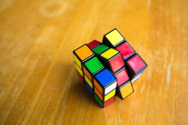 Bangkok, Tayland, 2018, Rubik küpü ahşap doku üzerinde 17 Mart 
