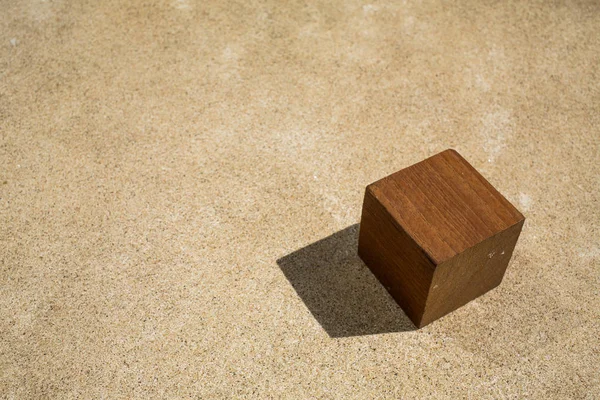 Quadrato di legno su cemento — Foto Stock