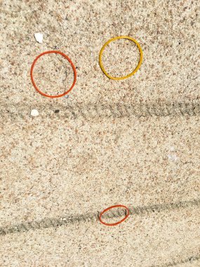 Lastik bantlar, lastikleri çimento zemin üzerine