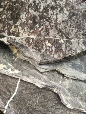 Koyu gri ve siyah kayrak taşı dokusu, soyut arkaplan