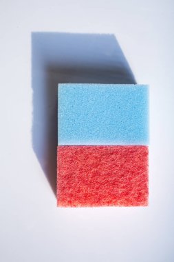 Beyaz arka plan üzerinde izole bulaşık süngeri