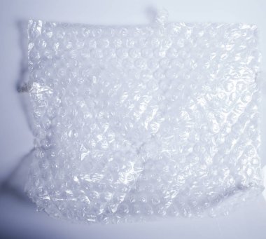 Plastik baloncuk yastıklama beyaz arka plan üzerinde izole kaydırma
