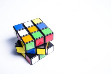 Bangkok, Tayland, 16 Aralık 2017, Rubik küpü ahşap textu üzerinde