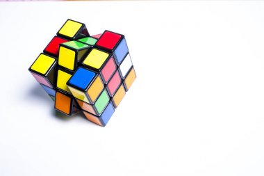 Bangkok, Tayland, 16 Aralık 2017, Rubik küpü ahşap textu üzerinde