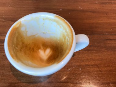 Boş kahve fincanı ahşap masa arka plan üzerinde