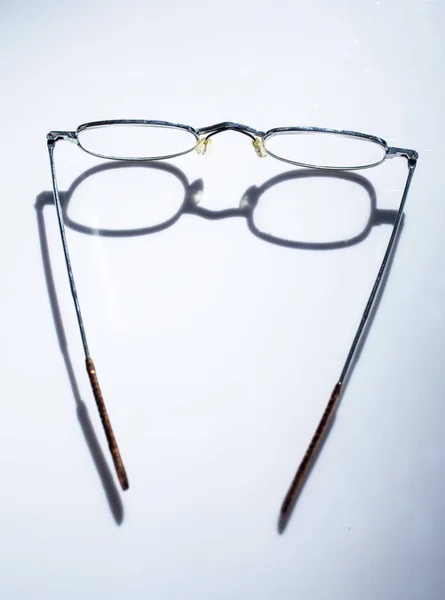 Longsighted 눈 안경 빛 흰색 배경에 고립 된 — 스톡 사진