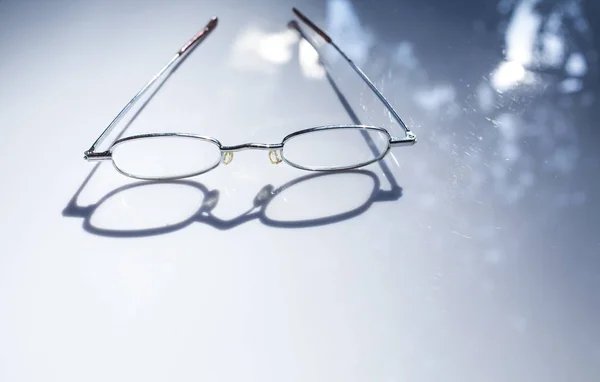 Οξυδερκής γυαλιά που απομονώνονται σε λευκό φόντο, φως μια — Φωτογραφία Αρχείου
