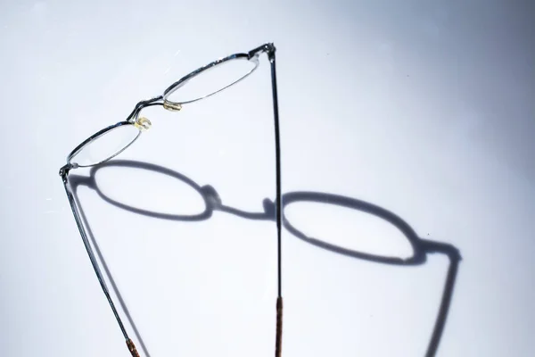 遠視メガネ白い背景、光と影の分離 — ストック写真