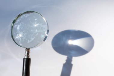 Eski beyaz arka plan üzerinde ışık ve gölge izole Büyüteç