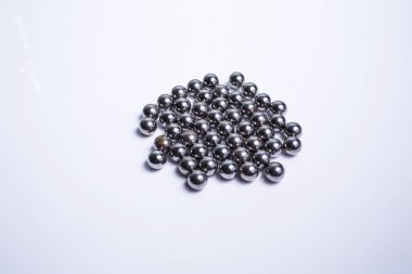 Metal küre ya da beyaz arka plan üzerinde izole çelik bilyalar