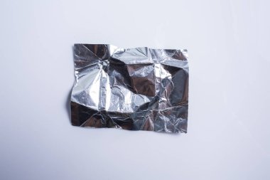 Kağıt beyaz arka plan üzerinde izole buruşuk alüminyum folyo