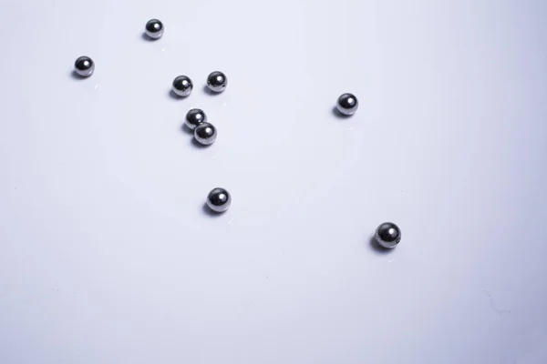 Kovová koule nebo ocelové kuličky izolovaných na bílém pozadí — Stock fotografie