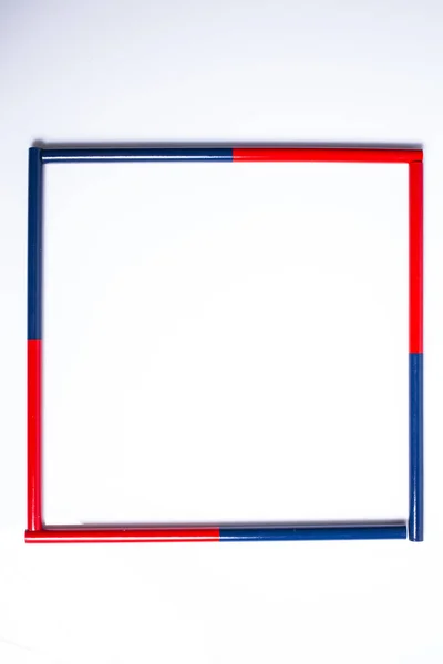 Zwei Buntstifte, zwei einseitige, rote und blaue Bleistifte isoliert auf — Stockfoto