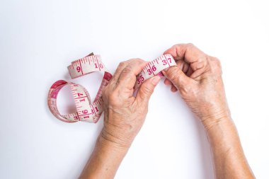 Üst düzey kadının sargı mezura terzi hakkında beyaz arka plan üzerinde izole eller