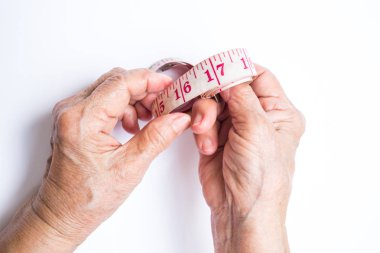 Üst düzey kadının sargı mezura beyaz arkasında izole eller