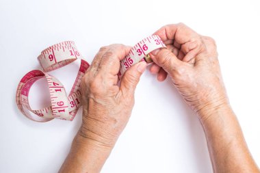 Üst düzey kadının sargı mezura beyaz arkasında izole eller