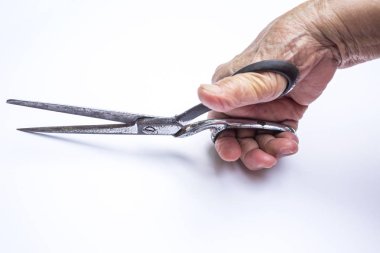 Terzi hakkında beyaz arka plan üzerinde izole makas holding üst düzey kadının eller