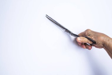 Terzi hakkında beyaz arka plan üzerinde izole makas holding üst düzey kadının eller