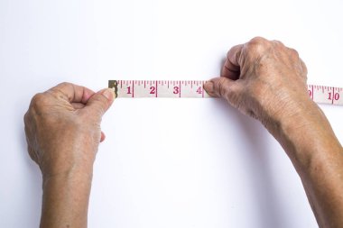 Mezura beyaz arkasında izole holding üst düzey kadının eller