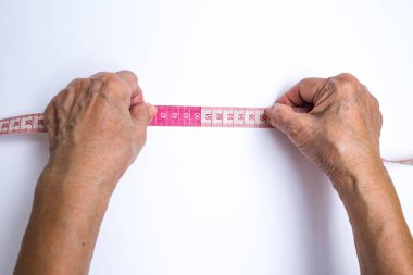 Mezura beyaz arkasında izole holding üst düzey kadının eller