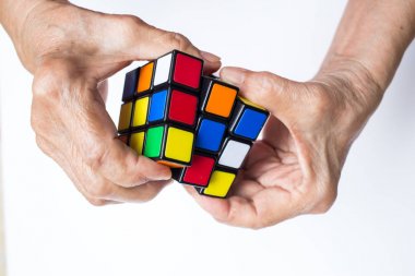 Bangkok, Tayland, 06 Mayıs 2018, eski Rubik küpü tutan kadın bir