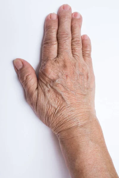 Starší žena ruce izolovaných na bílém pozadí — Stock fotografie