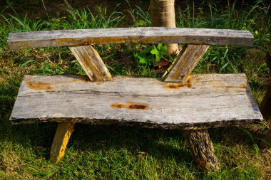 Çim desenli arka planda el yapımı ahşap sandalye