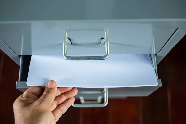 Papier Blanc Pour Lettre Classeur Avec Tiroir Ouvert Couleur Métal — Photo