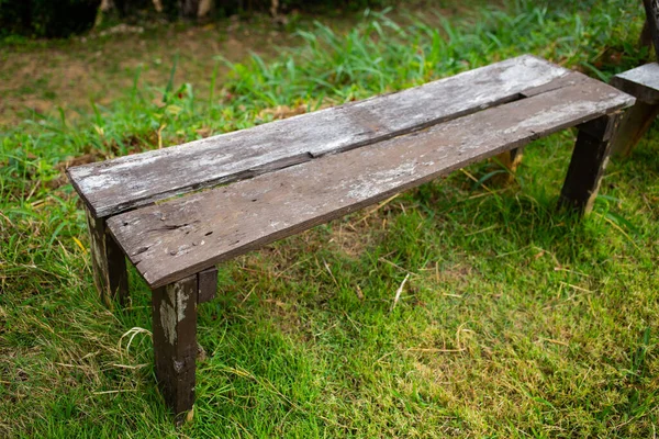 Ręcznie Robione Drewniane Krzesło Tle Tekstury Trawy — Zdjęcie stockowe