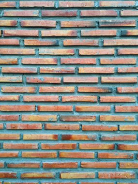 Beton duvar dokusu arka planında kırmızı çizgili tuğla