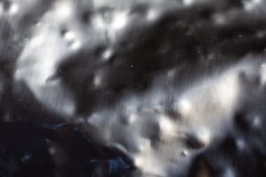 Parlak buruşuk yüzey dokusu arka planına sahip ince gümüş folyo örtüsü, Makro çekimini kapat, Seçici odak