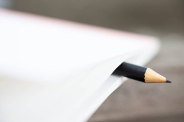 Ahşap arkaplanda beyaz defter, Makro kareyi kapat, seçici odak, kırtasiye konsepti