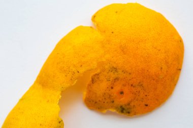 Turuncu meyve kabuğu beyaz arkaplanda, yakın çekim ve makro çekim, seçici odak