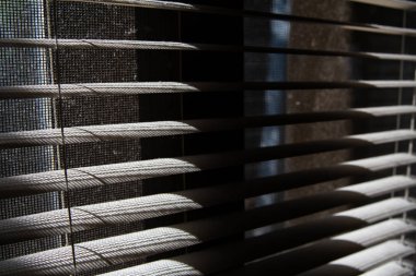 Bir pencerenin içindeki toz panjurları, Toz ve Kirli sivrisinek tel tel pencere, Işık ve Gölge görüntüsü, Kapat ve makro çekim, Seçici odak