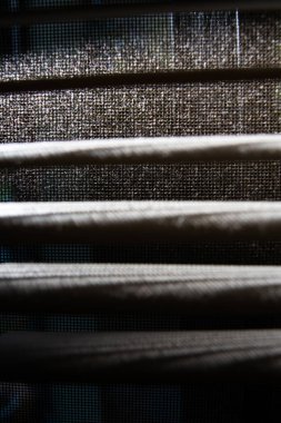 Toz ve Kirli Sivrisinek tel ekran penceresi, Toz perdeleri pencerenin içinde, Işık ve Gölge görüntüsü, Kapat ve makro çekim, Seçici odak