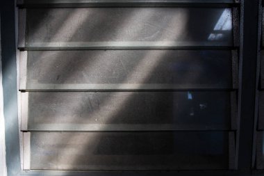 Toz ve kirli cam hoparlör penceresi, Kapat ve makro çekim, Işık ve Gölge, Ev Temizliği konsepti