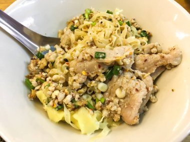 Domuz etli kuru erişte, ahşap masadaki beyaz kasede domuz wonton, Makro shot 'ı kapat, seçici odaklanma.