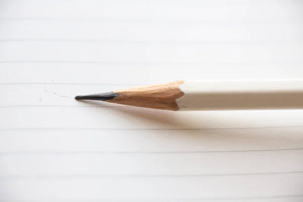 Beyaz Kağıt Arka Plan Üzerine Yazısı Mektubu Beyaz Kalem Yakın — Stok fotoğraf