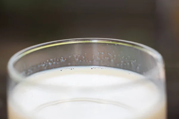 カップの中の大豆ミルクバブルフォーム クローズアップ マクロショット 選択的フォーカス — ストック写真