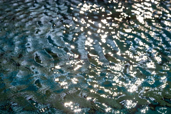 Rozmyta Woda Basenie Abstrakcyjne Tło Bokeh Odbicie Słońca — Zdjęcie stockowe