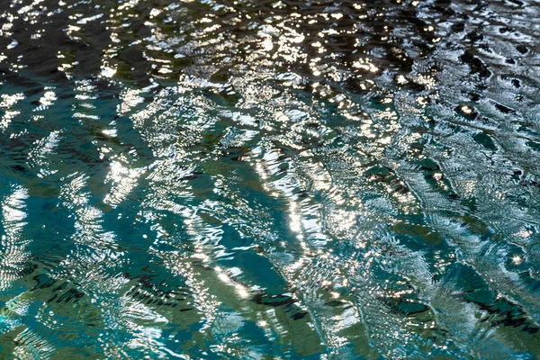 Suddig Krusning Vatten Poolen Abstrakt Bokeh Bakgrund Sun Reflektion — Stockfoto