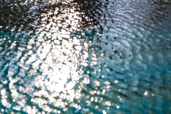 Rozmyta Woda Basenie Abstrakcyjne Tło Bokeh Odbicie Słońca — Zdjęcie stockowe