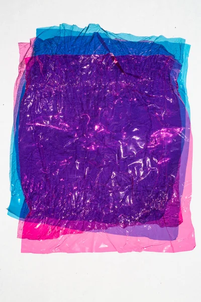 Tenký List Vícebarevného Celofánu Lesklou Zmačkanou Povrchovou Texturou Bílém Pozadí — Stock fotografie