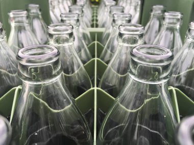 Yeşil kutuda kapağı olmayan boş su şişelerinin tepesi, & Makro çekimini kapat, seçici odak, sağlıklı içecek konsepti