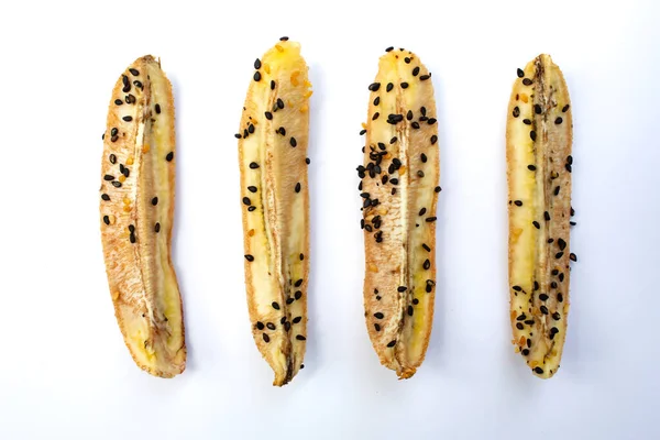 Запеченные Культивированные Бананы Черными Семенами Кунжута Sesamum Индикум Изолированы Белом — стоковое фото